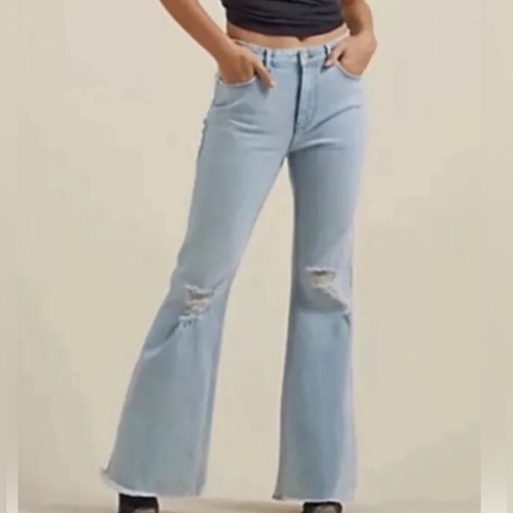 New! Wrangler High Rise Fierce Flare Light Wash Distressed Women Jeans Sz 14X32